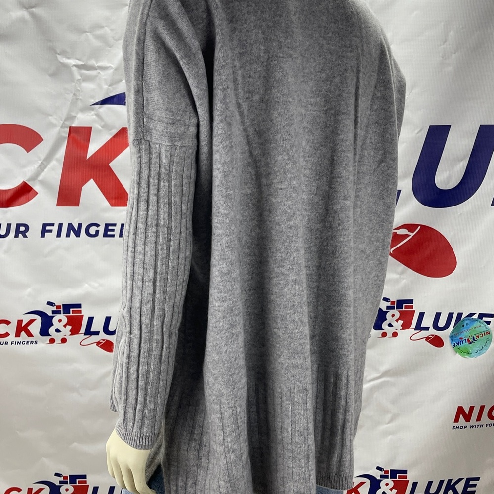 Women V-neck sweater from Naadam - “Soft Collection” 100% Mongolian cashmere. - Picture 5 of 6